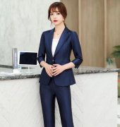 南(nán)京職業(yè)裝定做(zuò)公司為(wèi)女(nǚ)性朋(péng)友(yǒu)設計(jì)秋款套裝