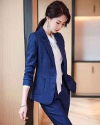 南(nán)京女(nǚ)白(bái)領職業(yè)裝要(yào)由專業(yè)的(de)服裝公司來(lái)定做(zuò)