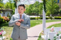 南(nán)京西(xī)服定做(zuò)團隊為(wèi)新郎定制(zhì)幾款結婚禮服